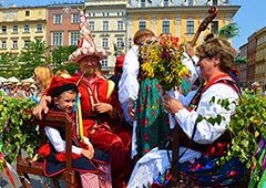 Kräuterweihe mit verkleideten Erwachsenen und Kind in einer Kutsche 