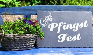 Pfingstkorb mit Blumen und Kräuter /Pfingstafel mit der Aufschrift "Pfingst Fest"