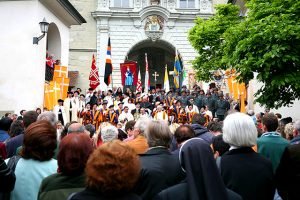 Eine Menschenversammlung für den Schlussegen für die Fronleichnamsprozession