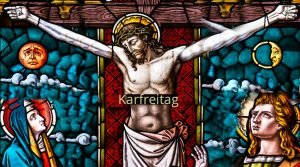 Eine animierte Darstellung vom gekreuzigten Jesus und seinen zwei Jüngern in einem Mosaikähnlichen Hintergrund. Zu seiner linken ist eine orangefarbige Sonne und zu seiner rechten ein gelber Mond zu sehen.