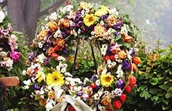 großer Blumenkranz zu Allerheiligen